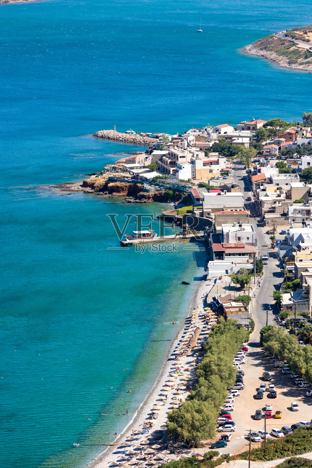 希腊海滨小村庄,有海滩和清澈的蓝色大海(普拉卡,埃隆达,克里特岛)照片摄影图片