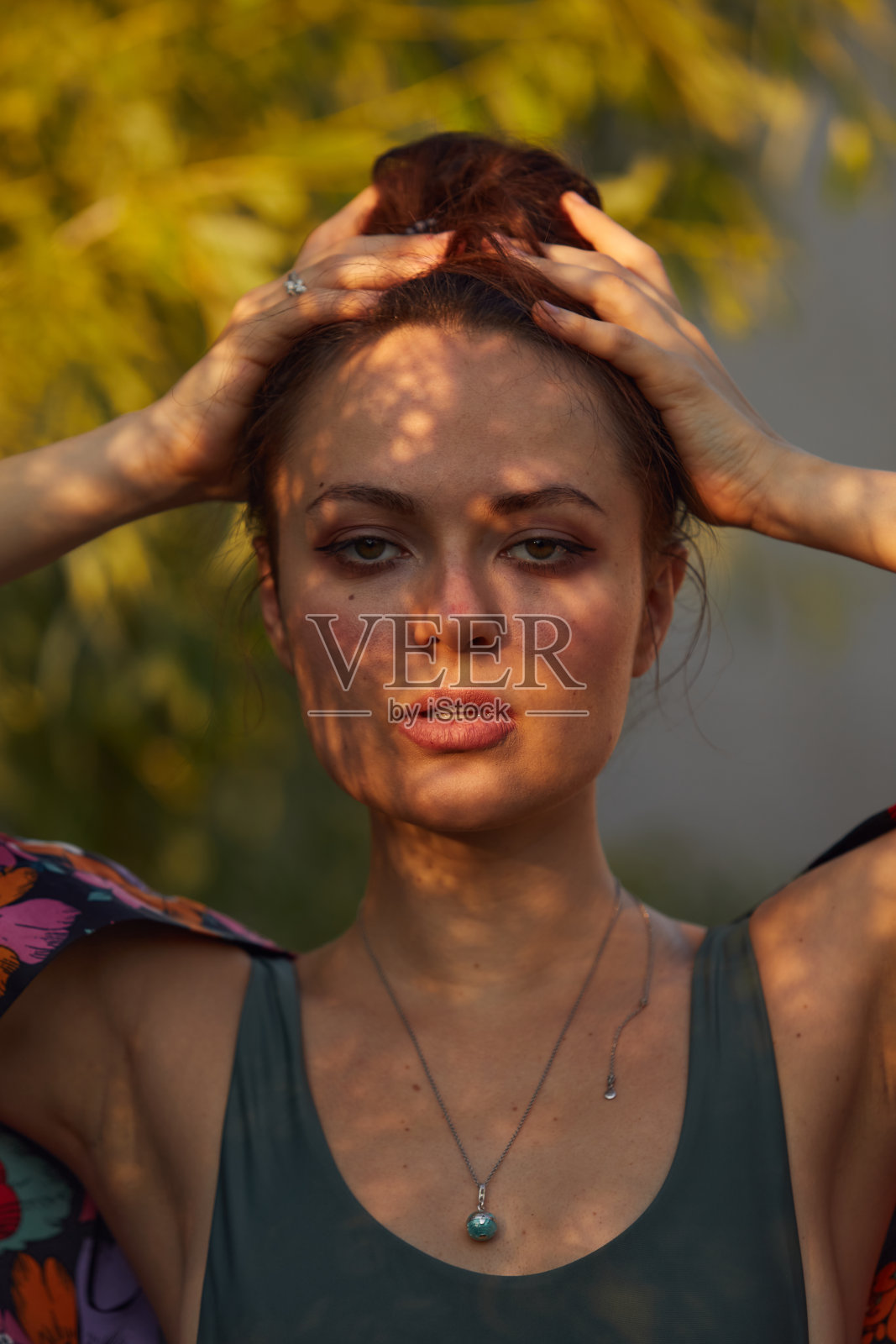 一个美丽的模特站在芦苇海滩上,穿着性感的泳衣,晒黑的身体,长长的头发,美丽的乳房和肿胀的嘴唇。健康的大自然,海洋,假日的阳光照片摄影图片