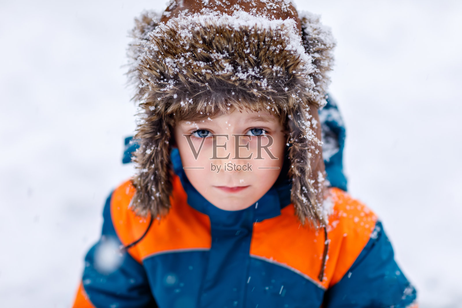 快乐的小男孩在冬天玩雪照片摄影图片