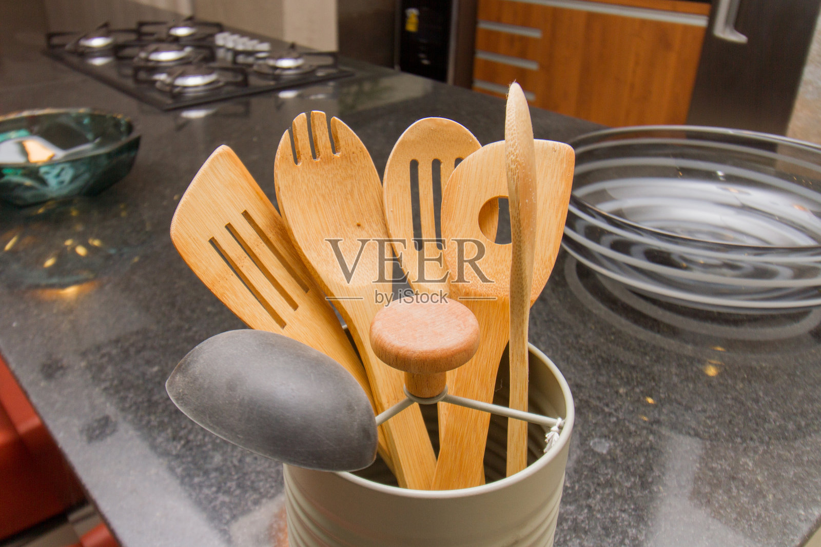木制餐具放在漂亮的厨房柜台上照片摄影图片