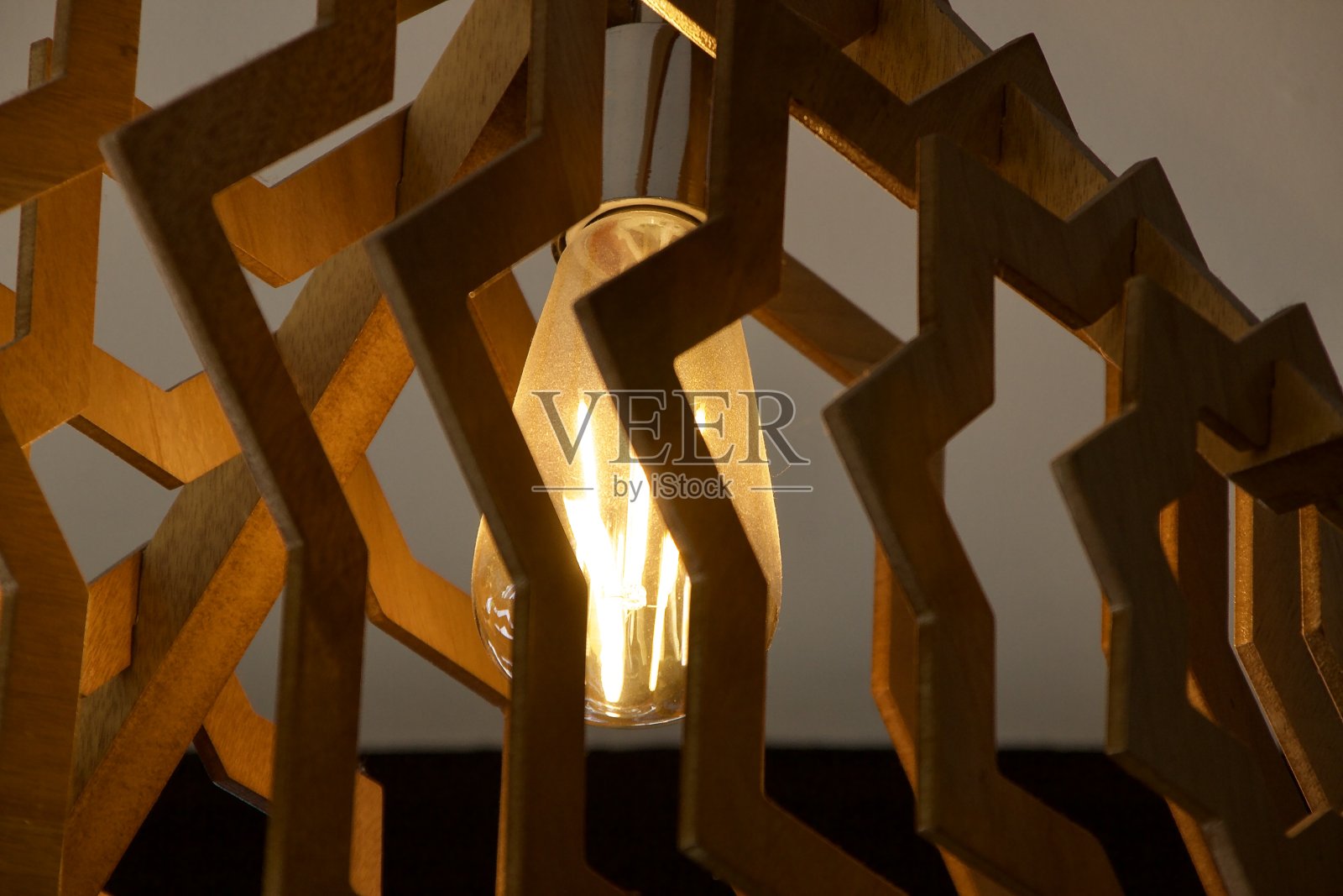 灯泡内为星形天花板吊灯照片摄影图片