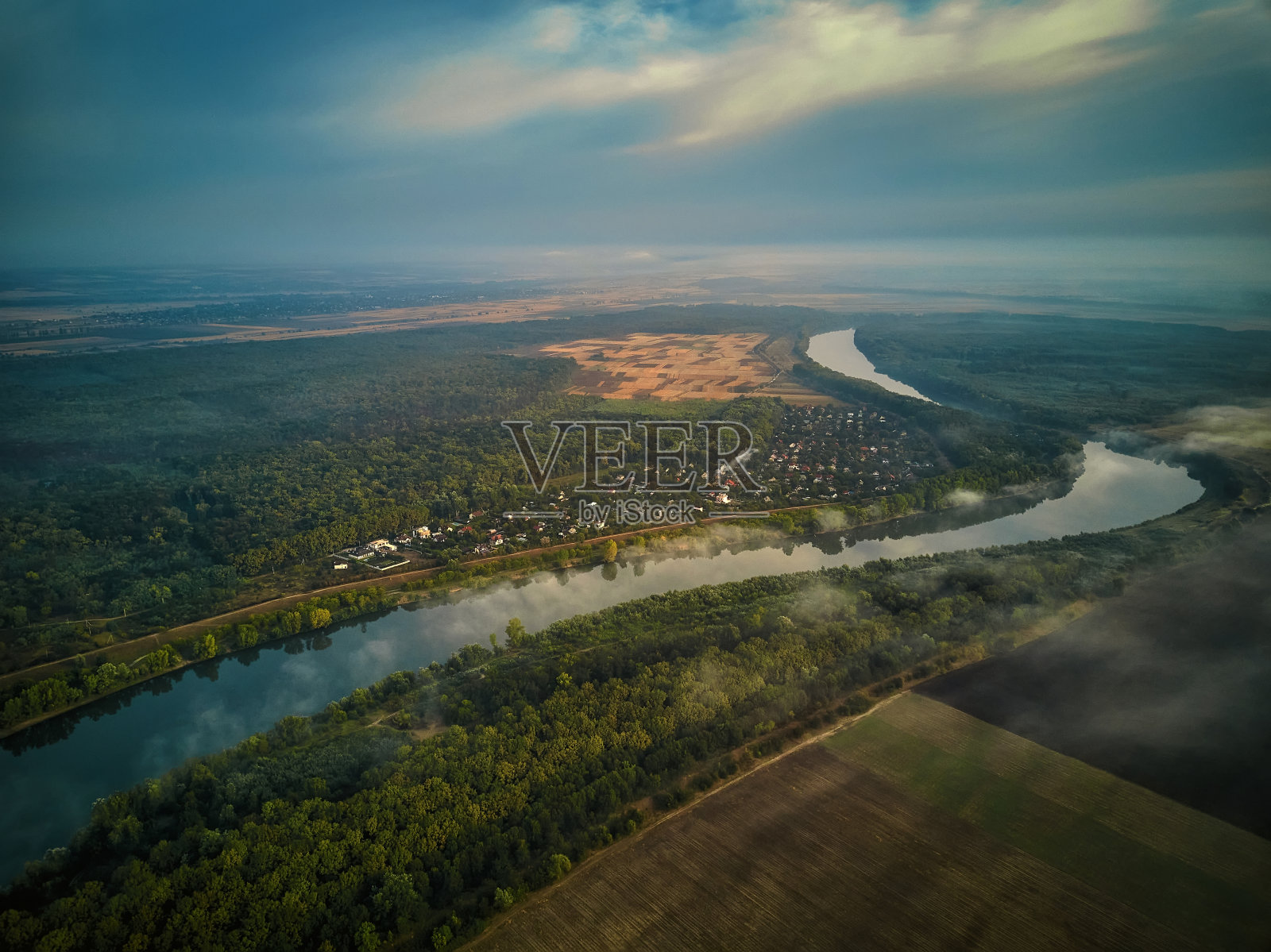 清晨河边的风景。远处有一间小屋,树被神秘的雾气覆盖着,非常宁静。摩尔多瓦共和国。照片摄影图片