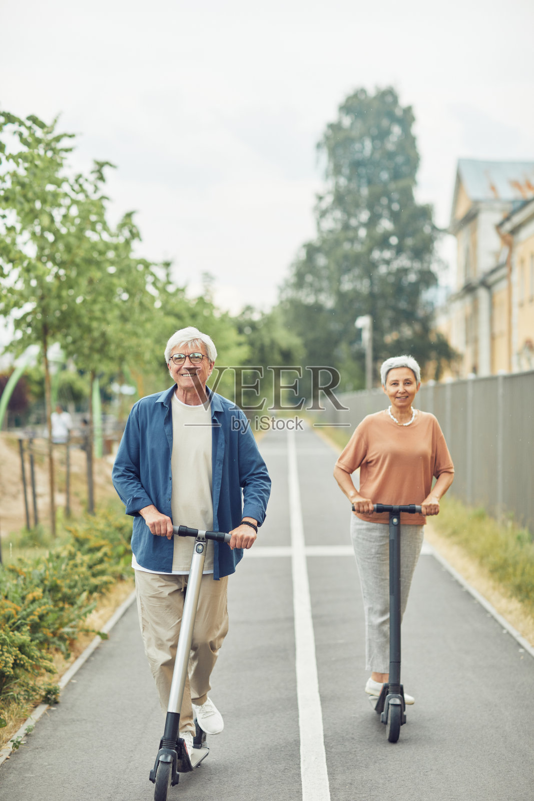活跃的老年夫妇骑电动摩托车照片摄影图片