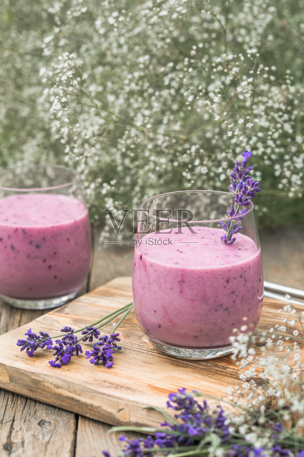 薰衣草奶昔,椰奶,蓝莓。素食饮料照片摄影图片