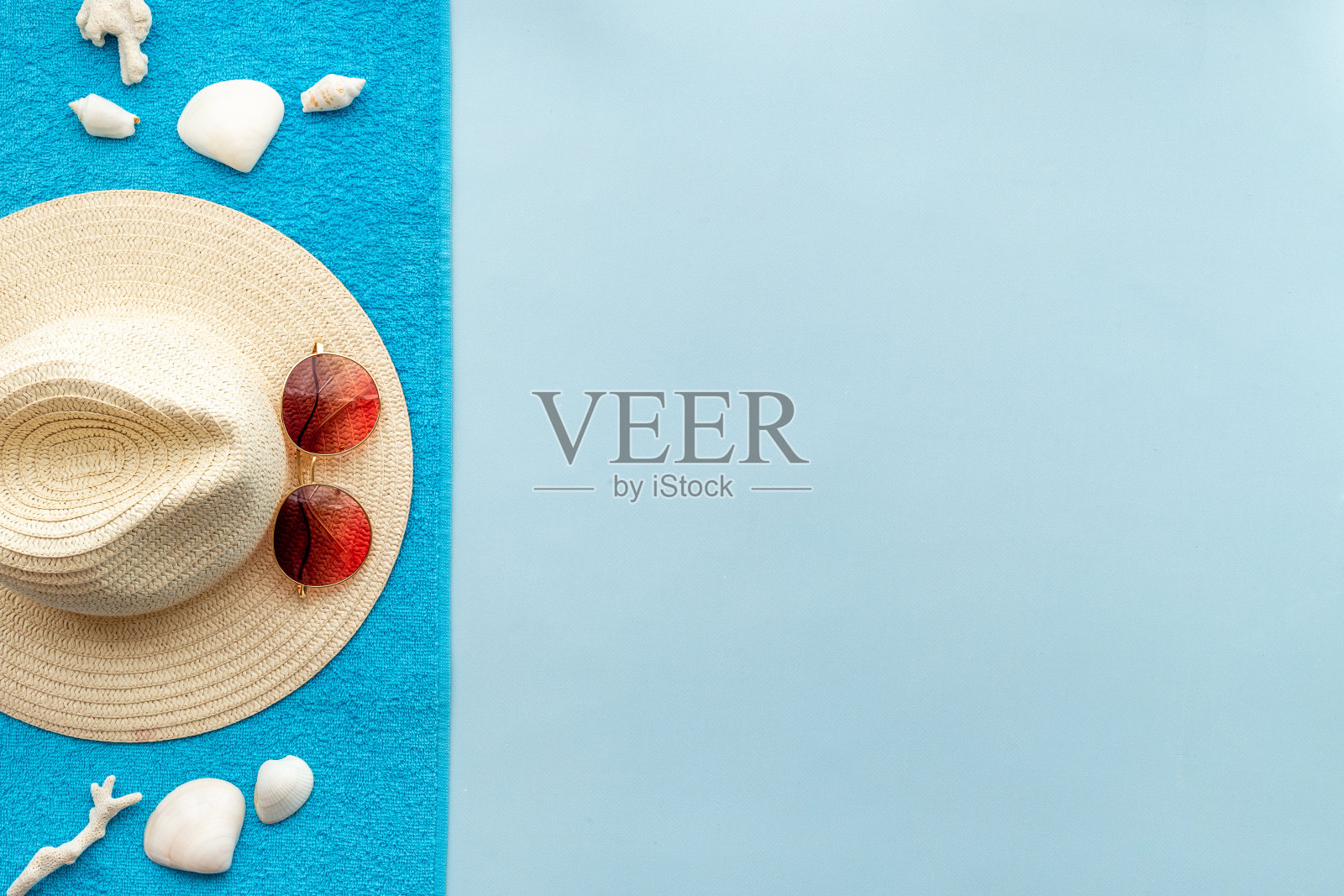 夏季草编沙滩帽,带毛巾和太阳镜,俯视图照片摄影图片