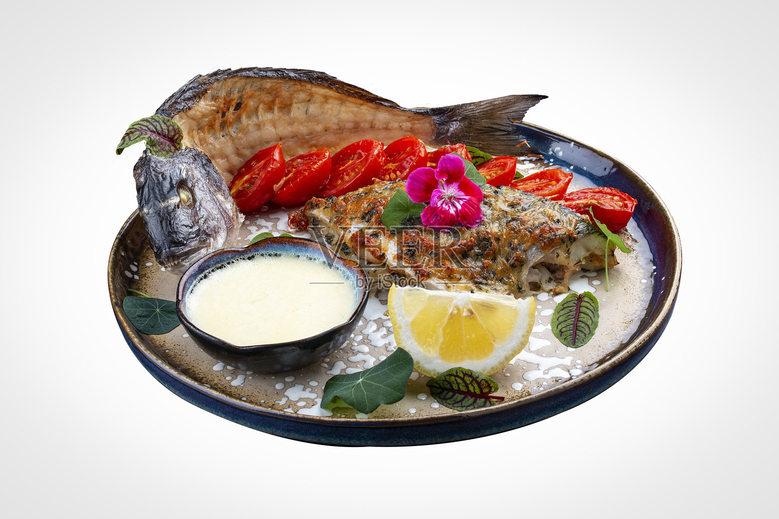 多拉多加帕尔马干酪和蔬菜。在白色背景下照片摄影图片