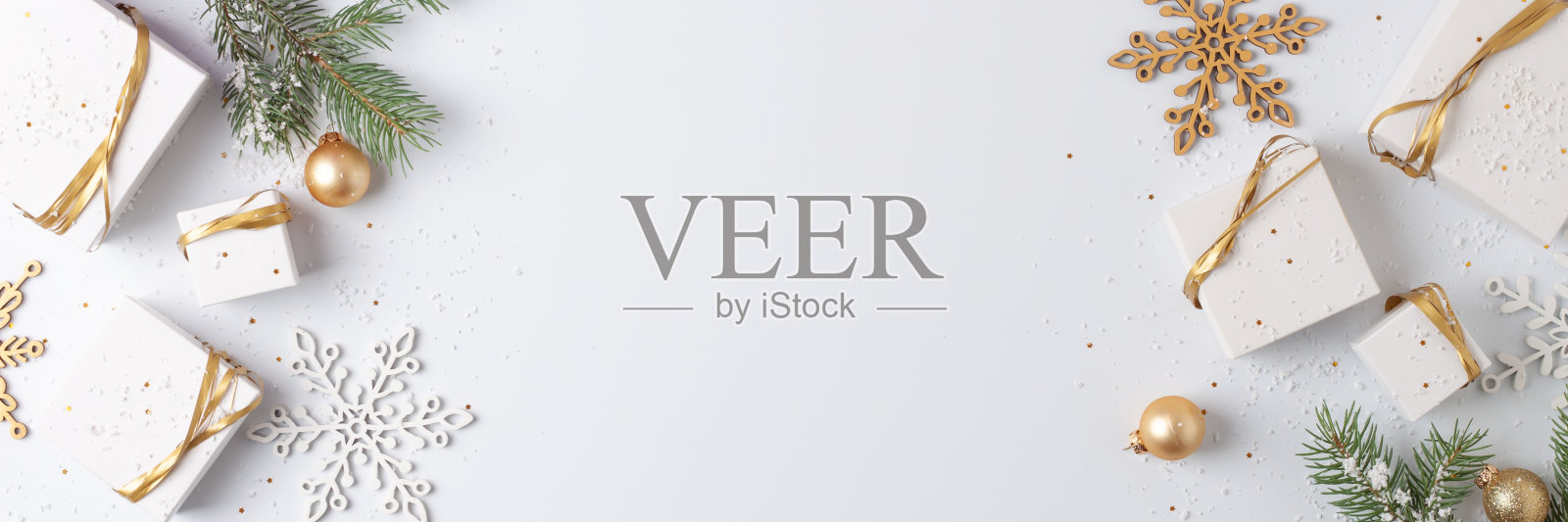 圣诞装饰与礼物在白色的背景。平铺,复制空间照片摄影图片