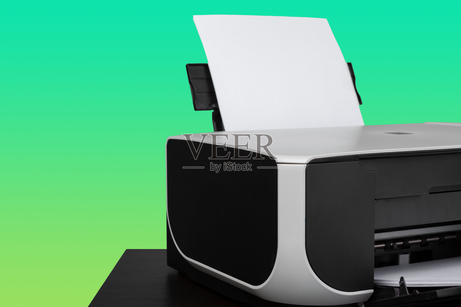 家用激光打印机桌上对绿色背景照片摄影图片