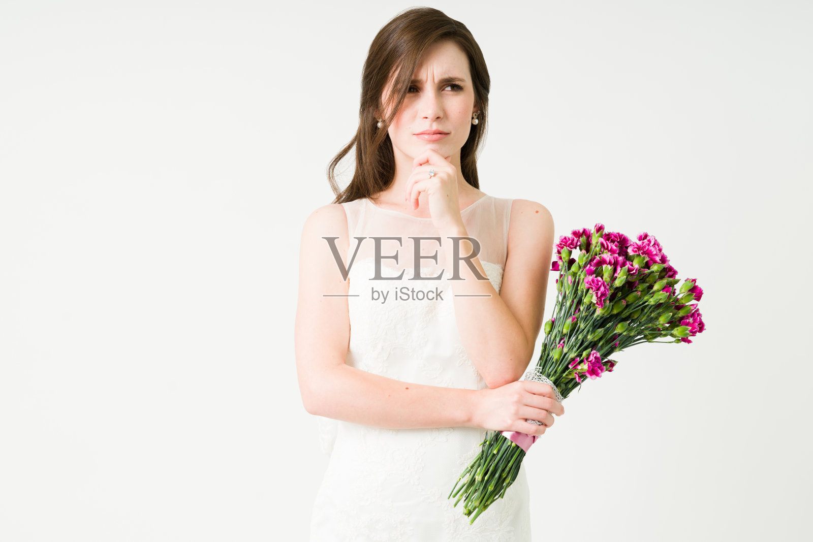 体贴的新娘和新郎之间有矛盾照片摄影图片