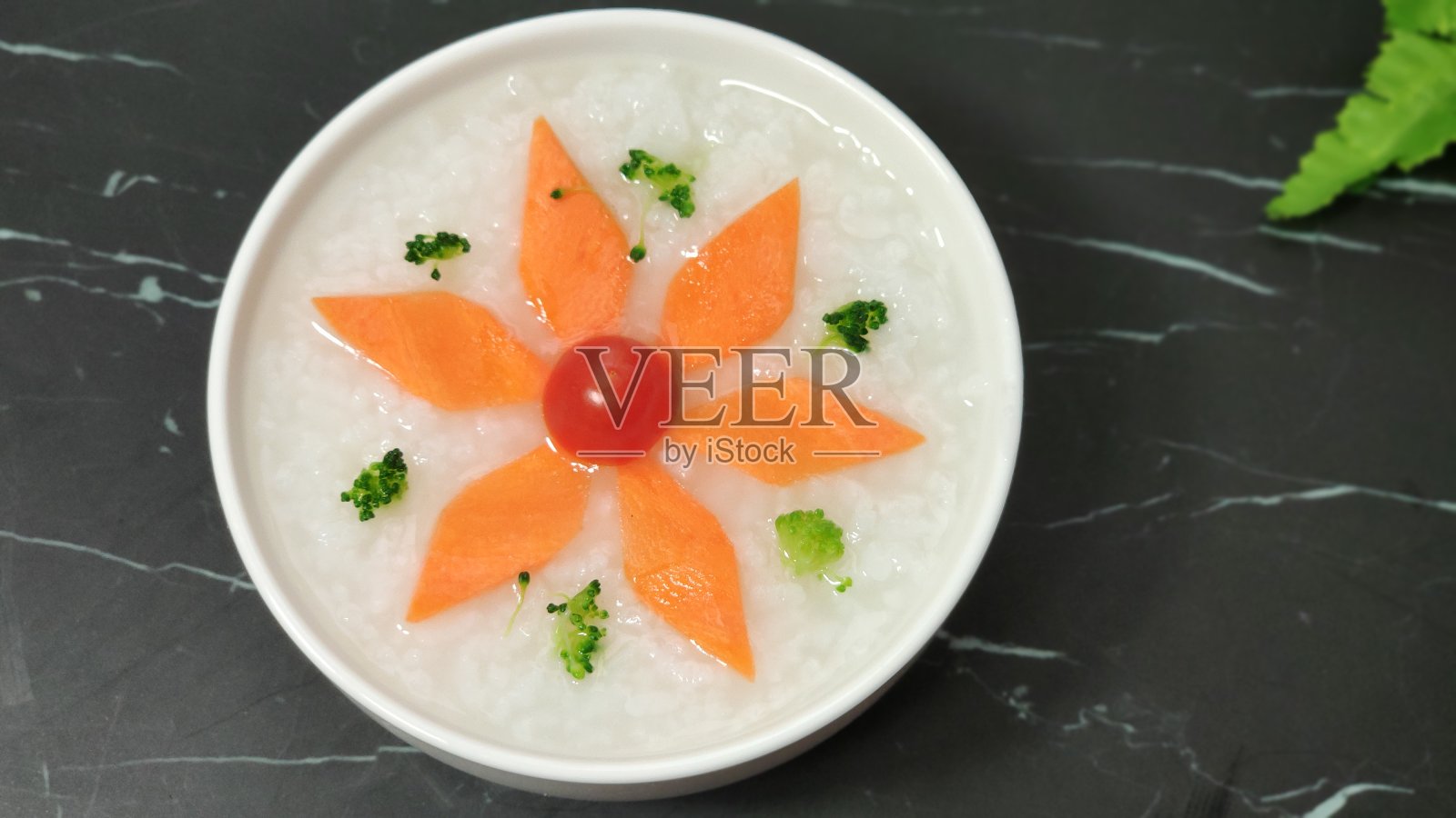 特写一碗白米粥放在大理石背景上,创意食物,美丽又营养照片摄影图片