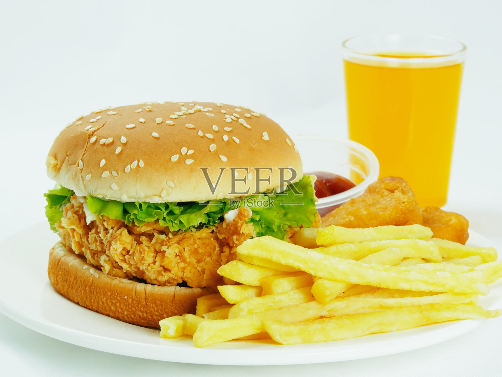 特写汉堡包,炸薯条,橙汁,可乐在白色背景下,营养快餐照片摄影图片