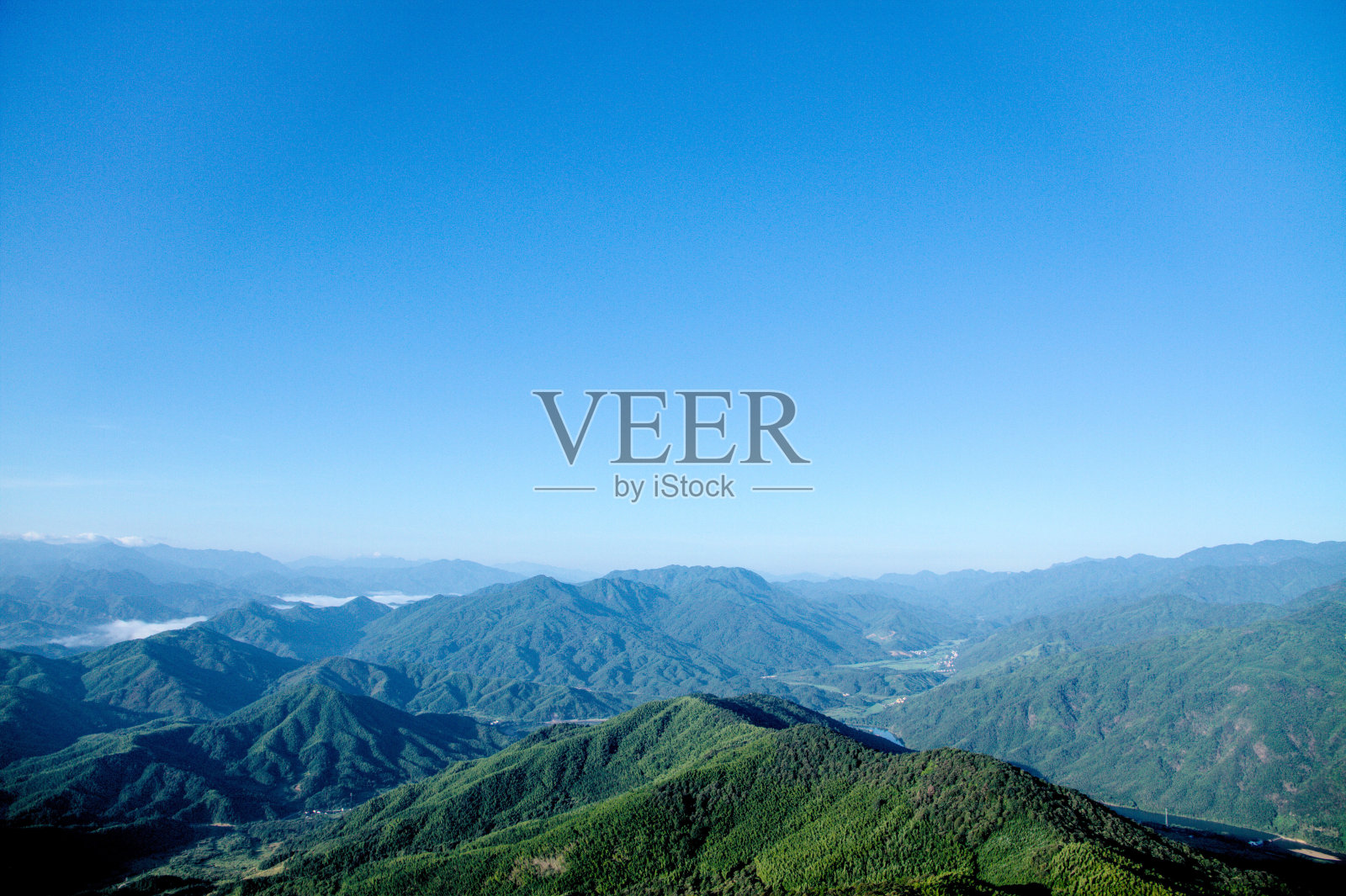 蓝天白云下壮丽的山川鸟瞰图照片摄影图片