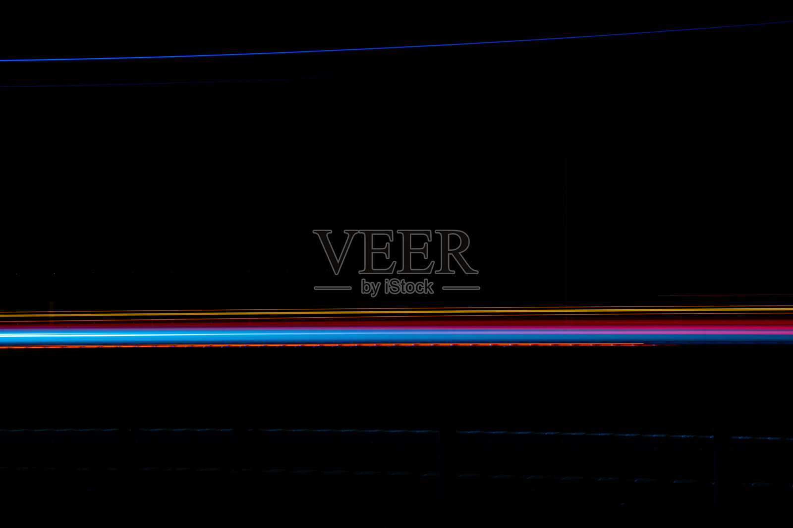 夜灯。夜间行驶的汽车的灯光。长时间曝光红色,蓝色,绿色照片摄影图片