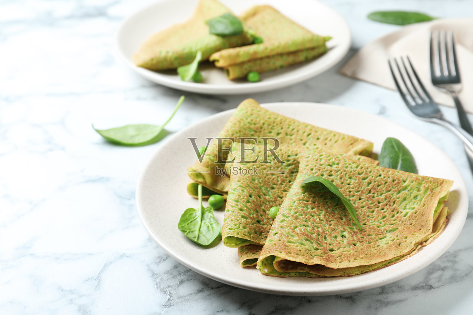 美味的菠菜薄饼放在白色大理石桌上照片摄影图片