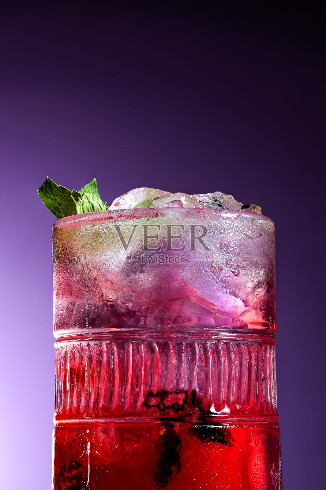 冰镇浆果气泡鸡尾酒配薄荷特写照片摄影图片