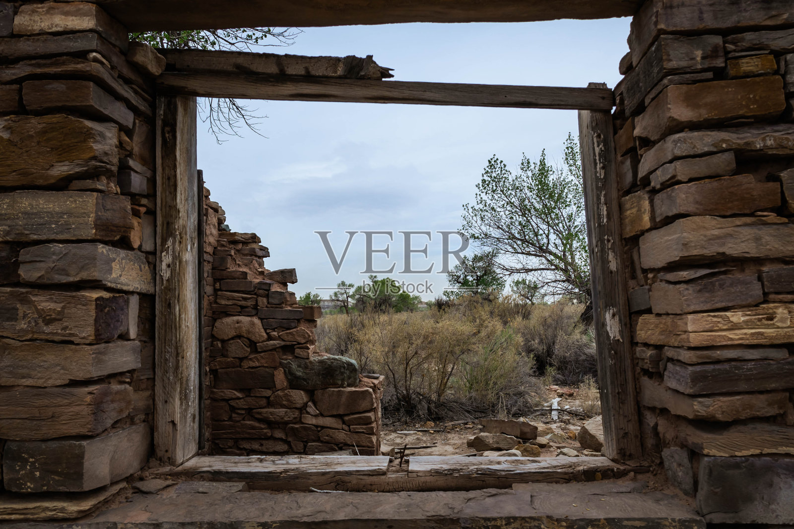 从一所旧房子的石头废墟的窗户望出去照片摄影图片