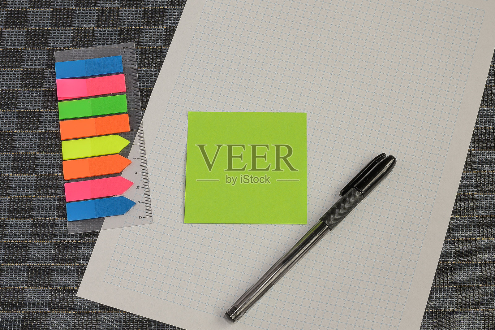 多种多样的收集办公室文具照片钢笔铅笔记事本笔记本尺子订书机剪刀剪刀夹子纸夹夹板放置在桌子上照片摄影图片