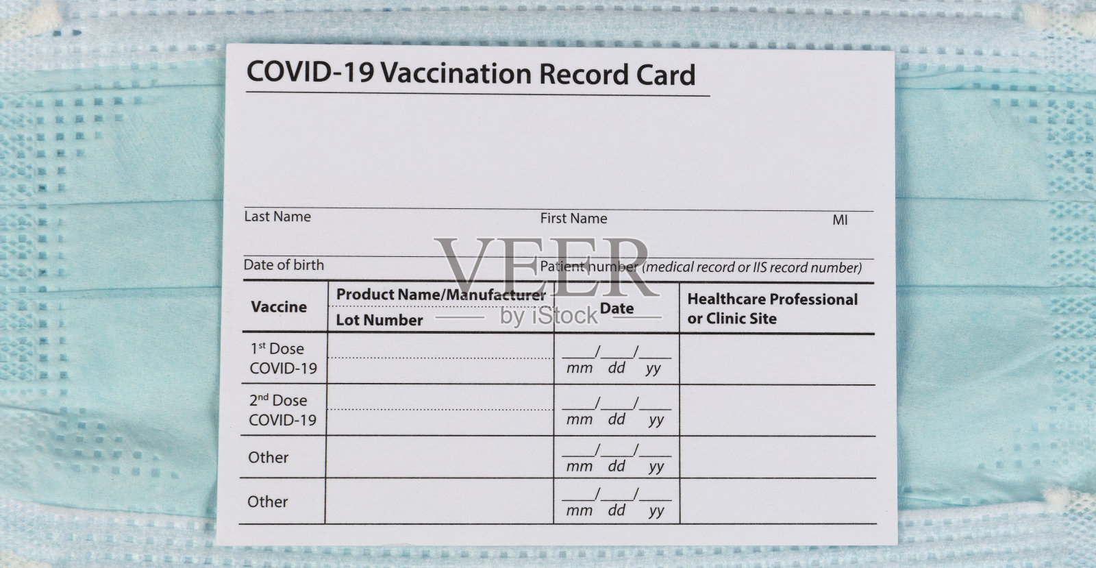 以口罩为背景的Covid - 19疫苗接种记录照片摄影图片