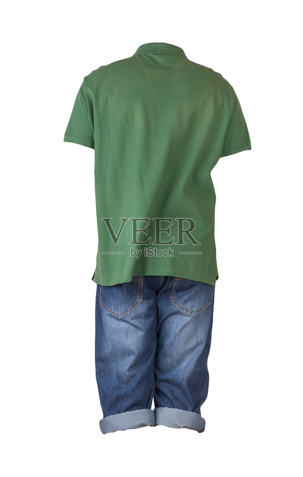 牛仔短裤和t恤衣领上的纽扣孤立在白色背景。照片摄影图片