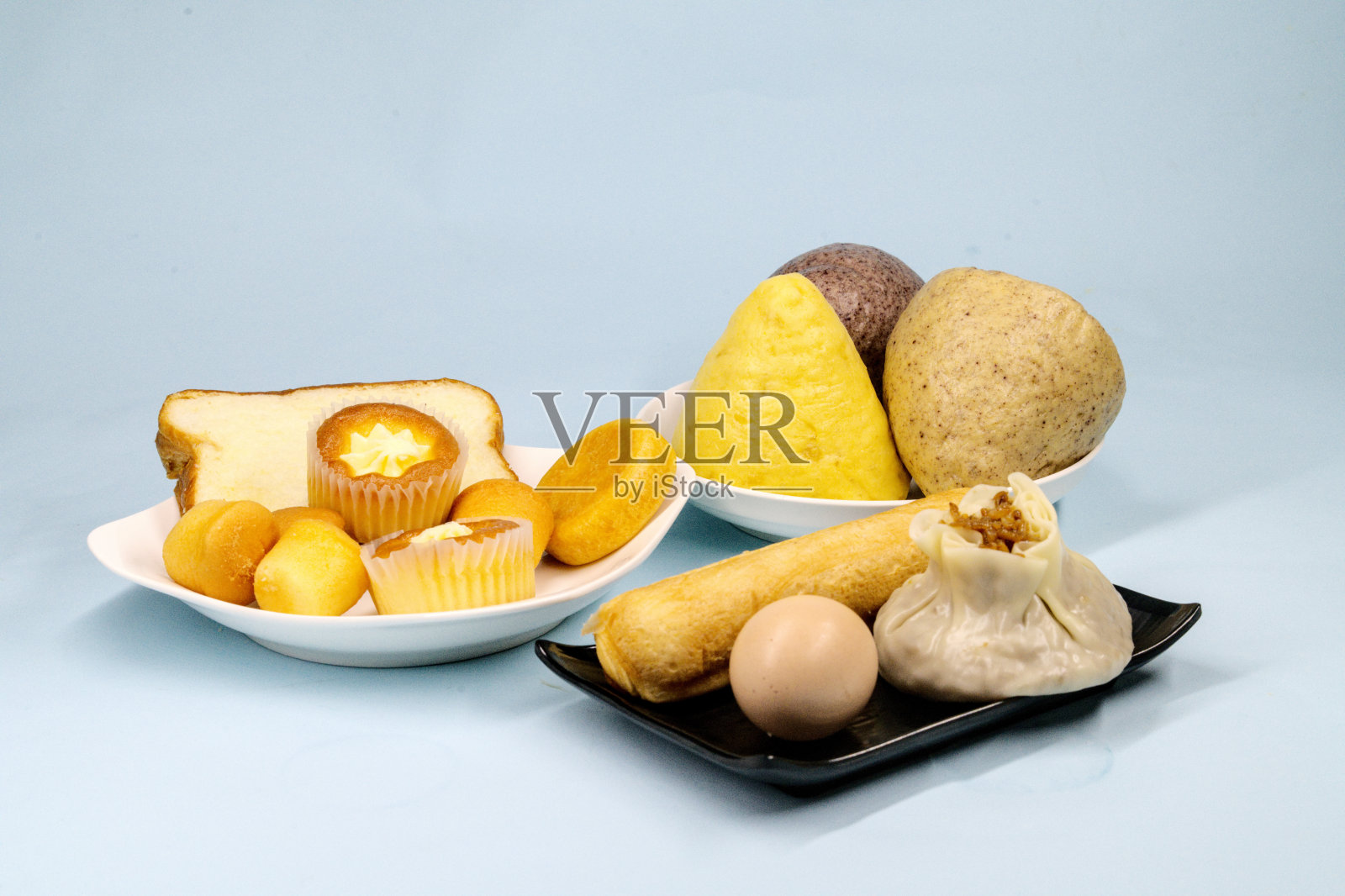 盘子上的食物特写,烧卖,窝窝头,蛋糕,白色背景照片摄影图片