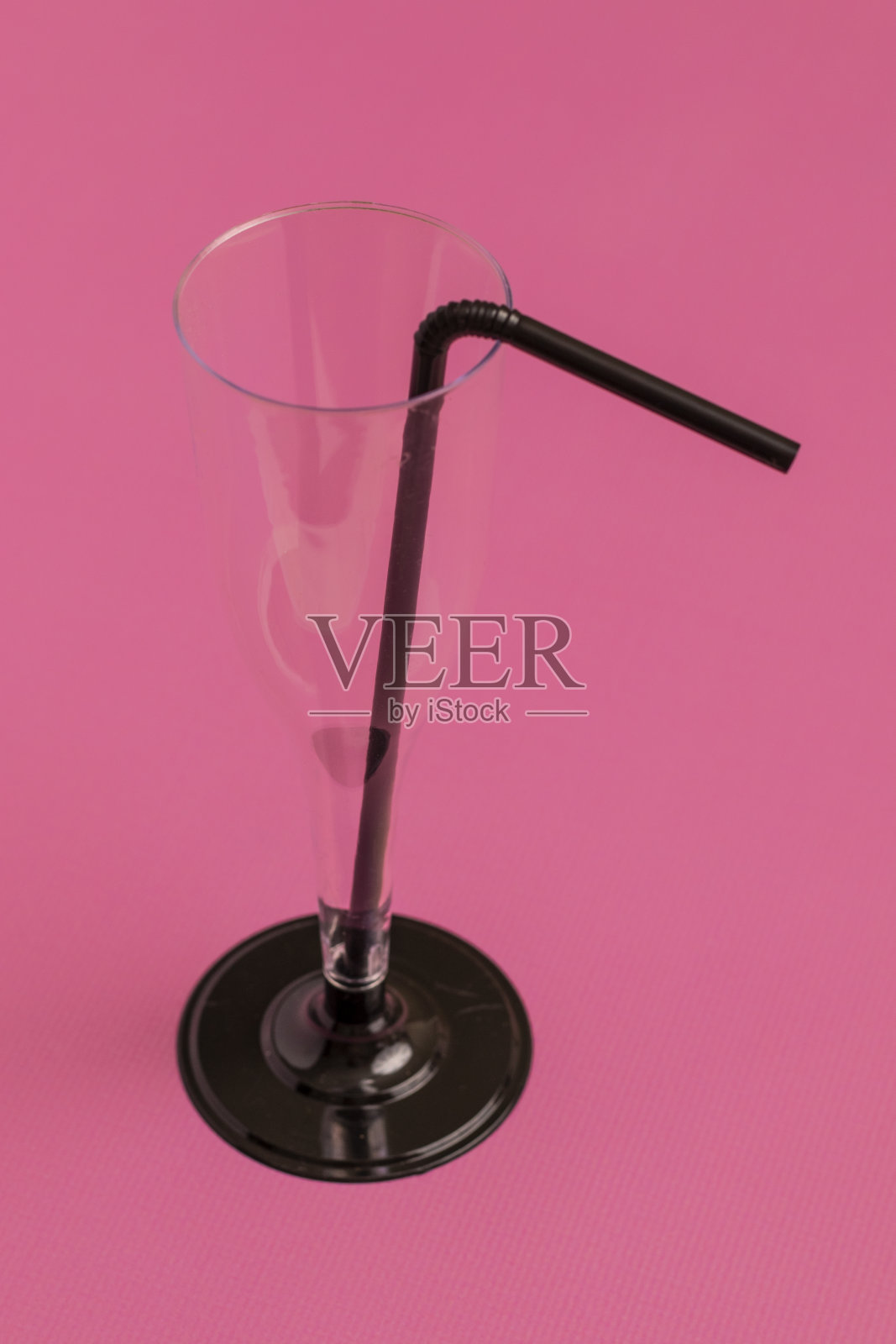 塑料杯和吸管。照片摄影图片