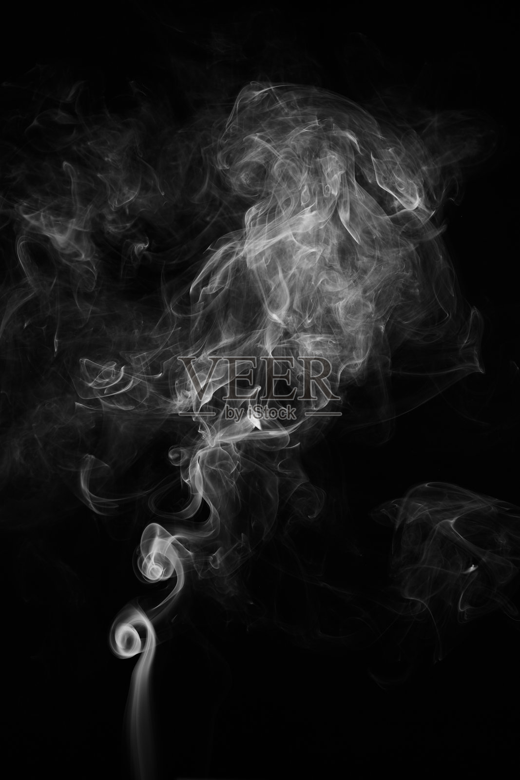 在黑色背景上移动的烟雾,烟雾背景,黑色背景上抽象的烟雾照片摄影图片