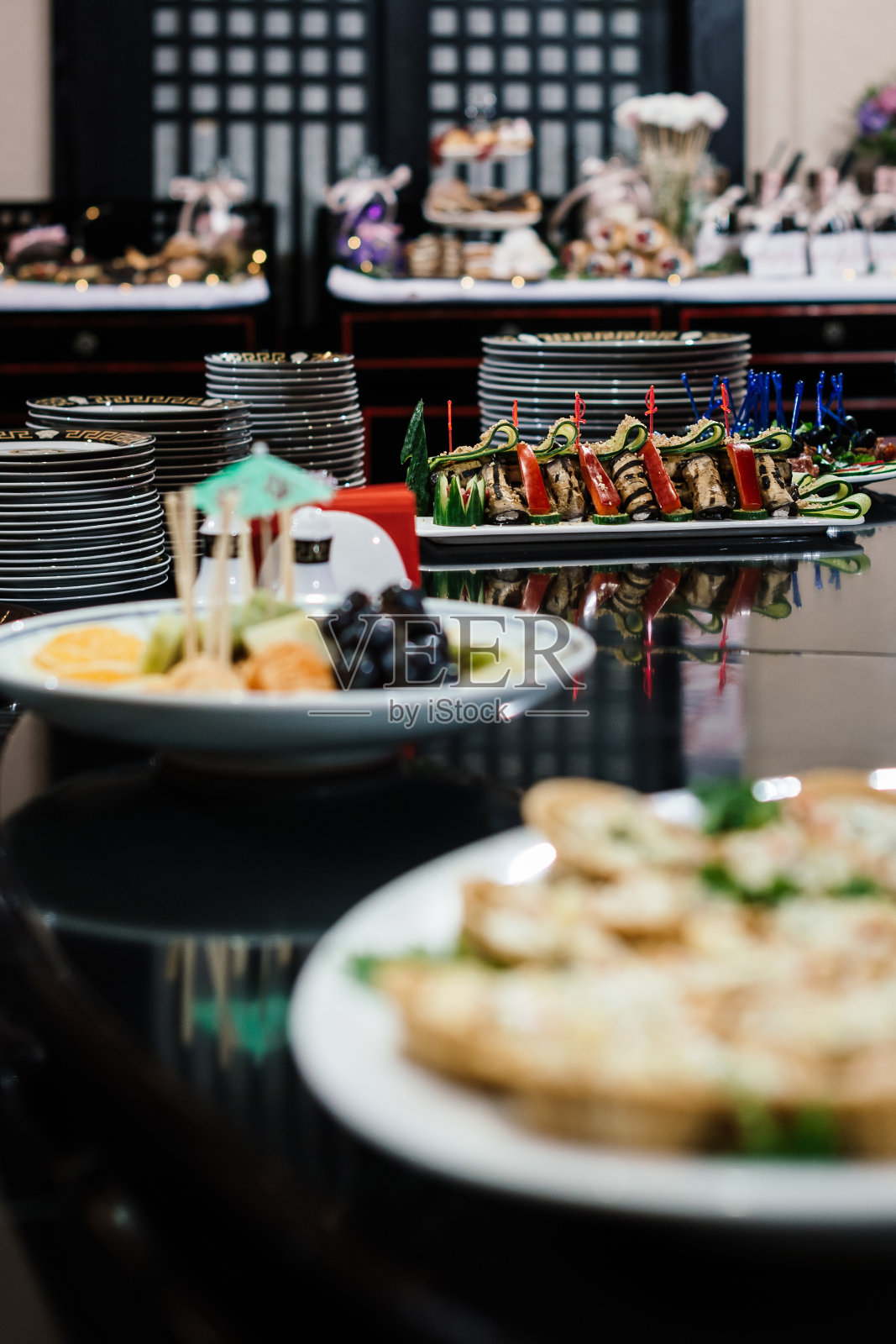 桌上放着零食,干净的盘子堆成一堆照片摄影图片