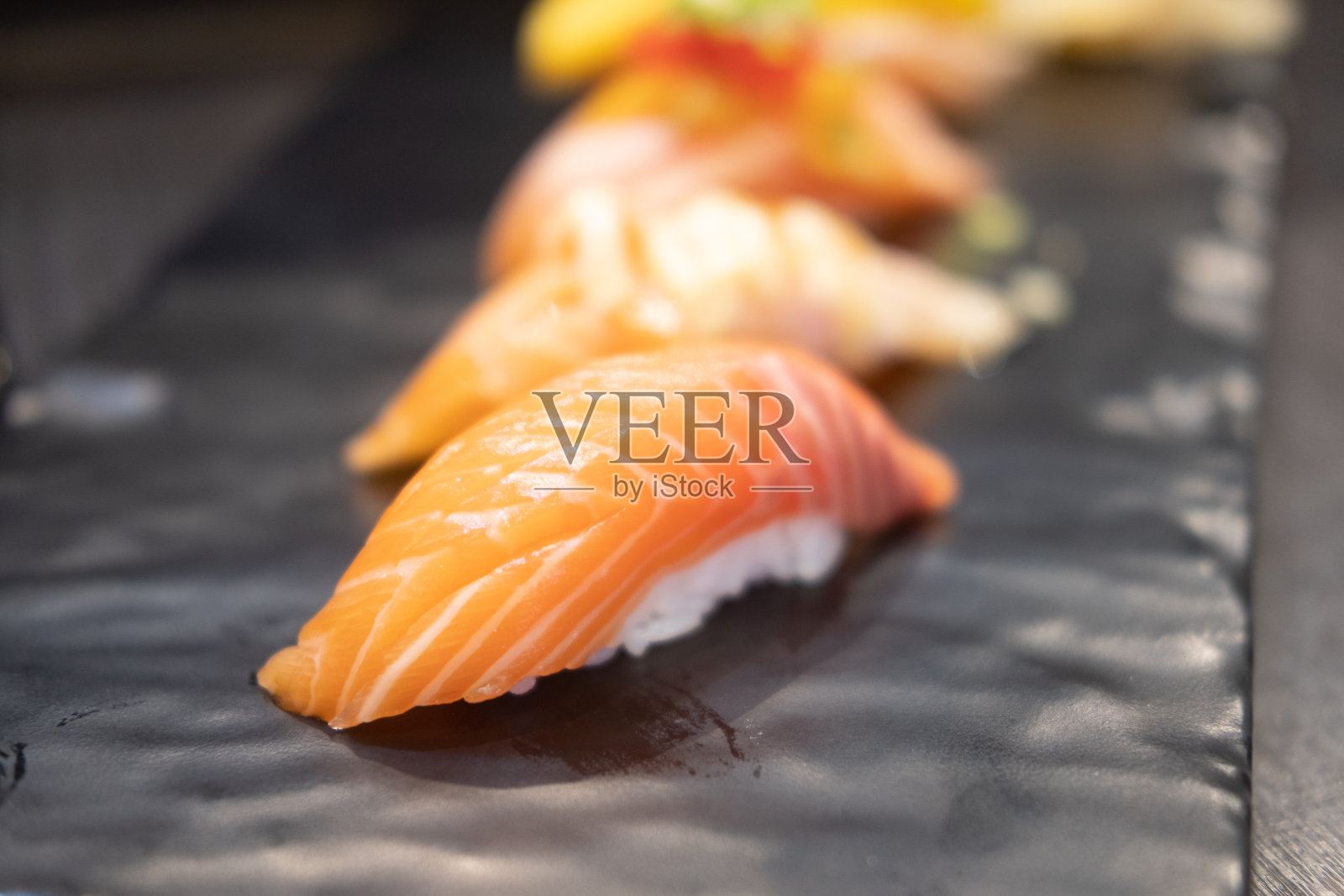 新鲜鲑鱼寿司,日本传统食物照片摄影图片