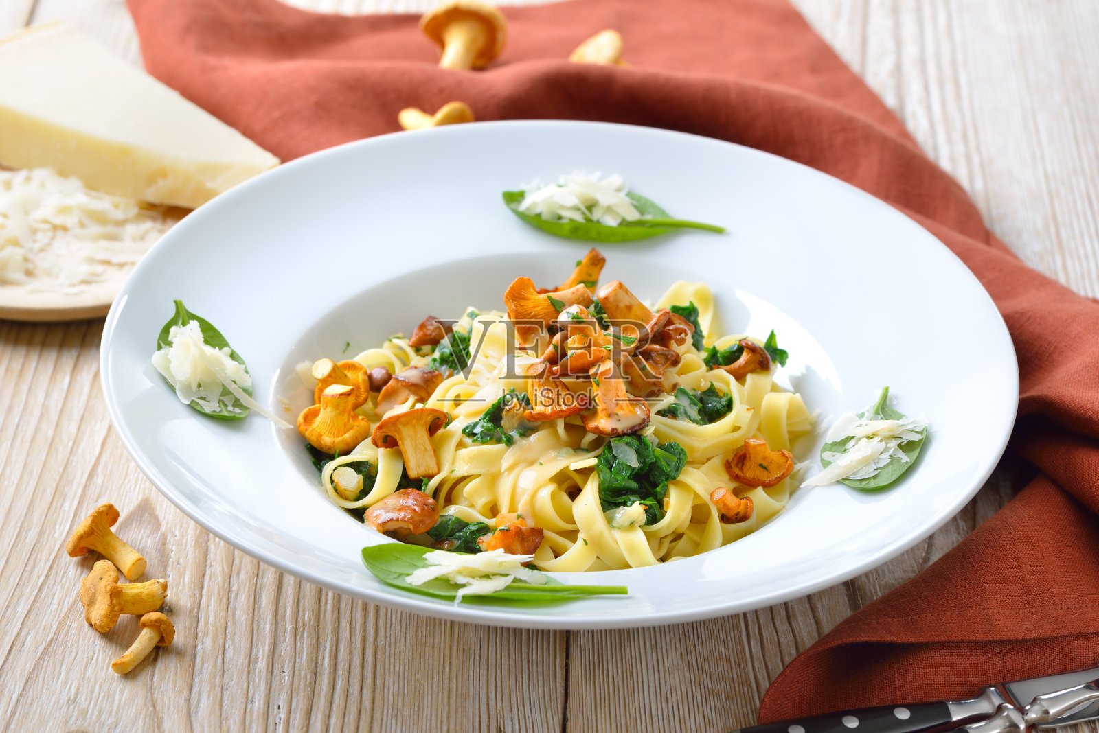 菠菜鸡油菌意大利面照片摄影图片