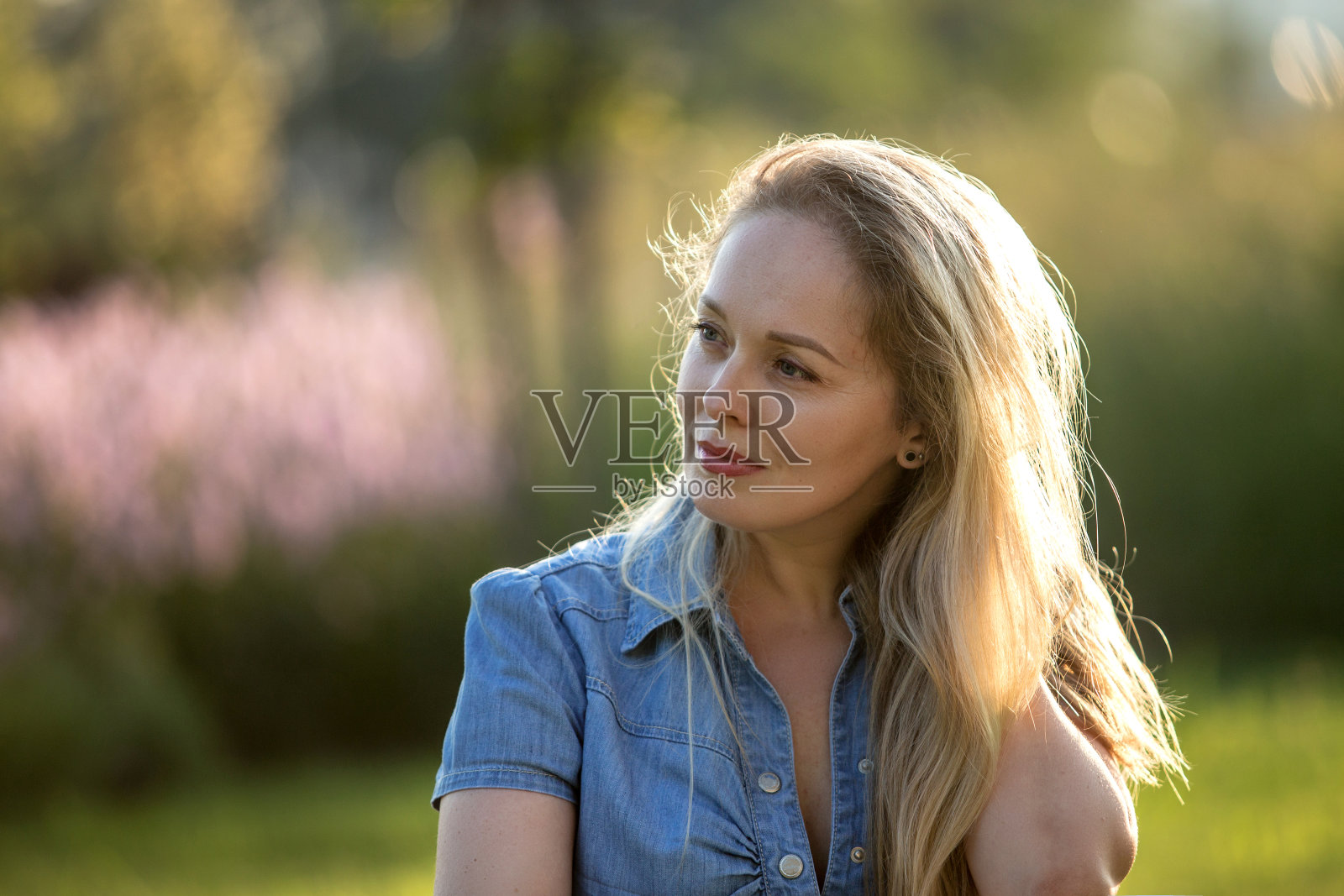 一个美丽的女人在户外的肖像照片摄影图片