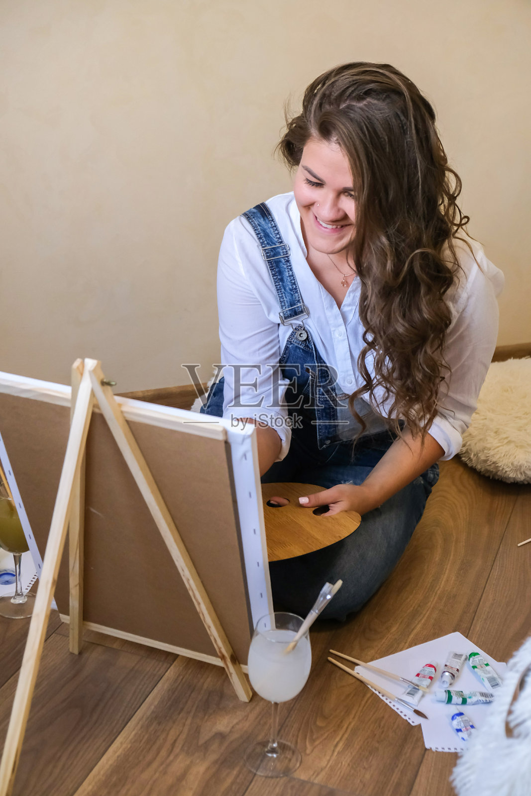 创作过程中的画家。艺术家工作场所,爱好,工艺工具。艺术家女性油画。专业年轻女画家在车间作画照片摄影图片