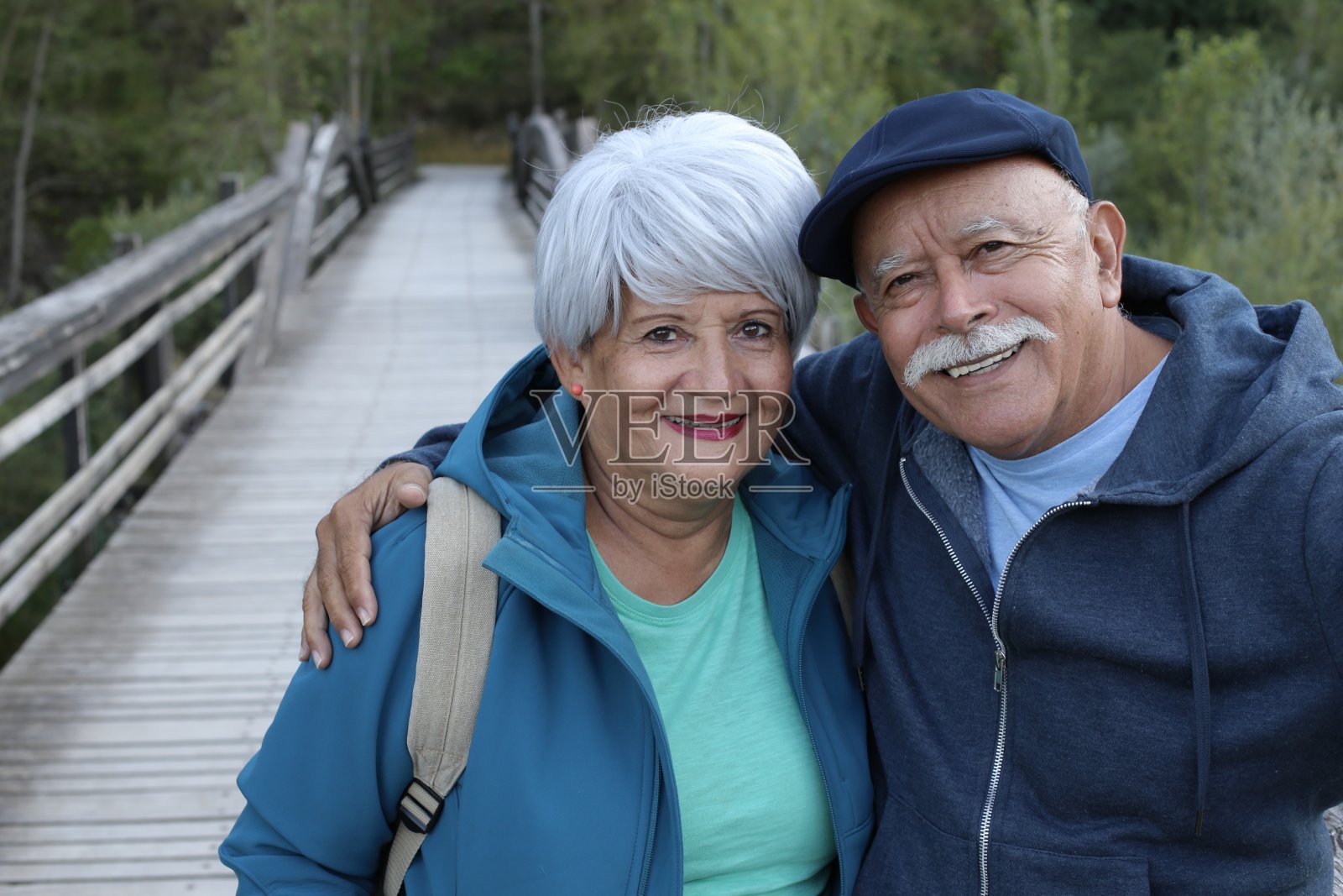 森林里的少数民族老夫妇照片摄影图片