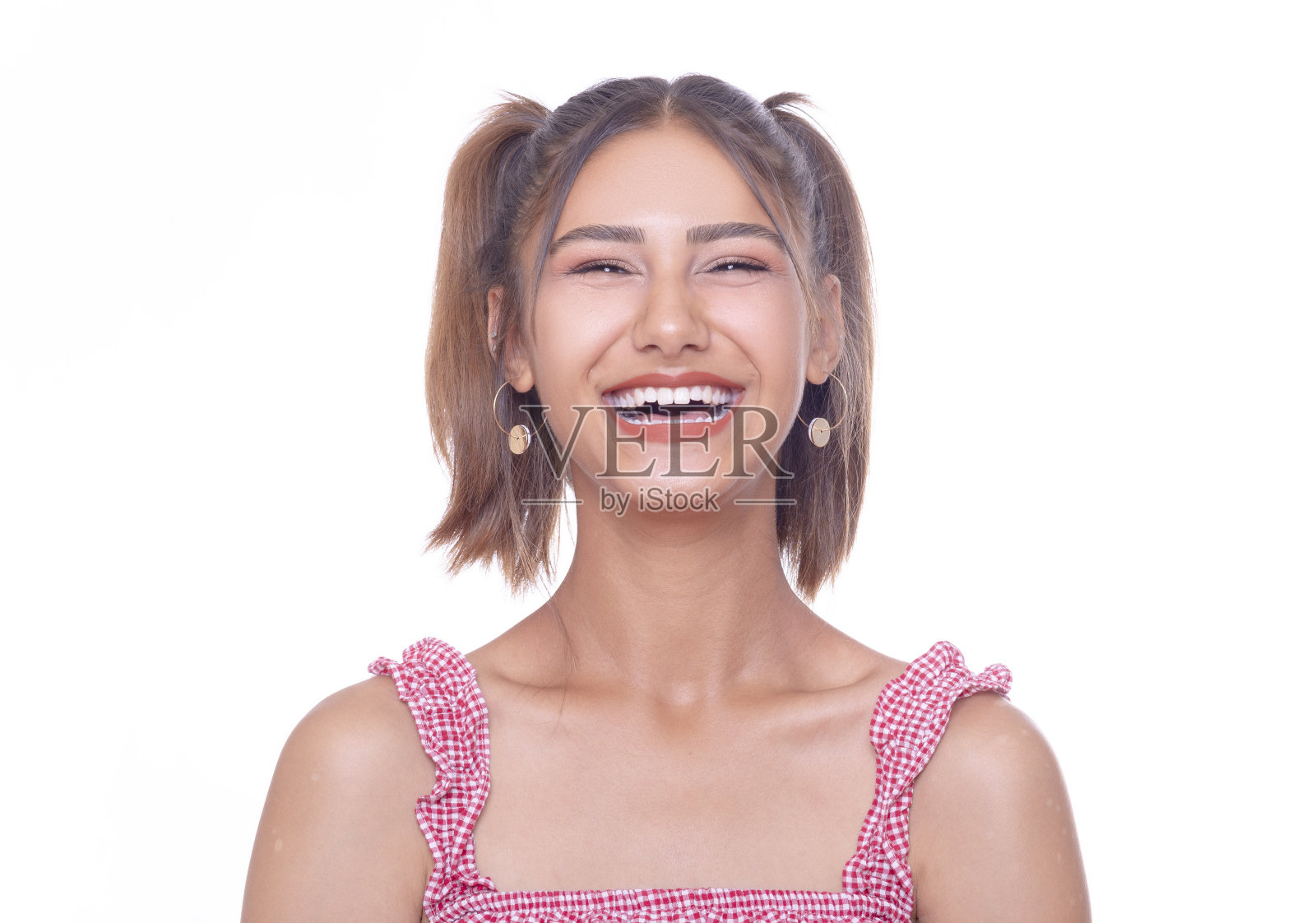 快乐美丽的女孩微笑在孤立的白色背景。照片摄影图片