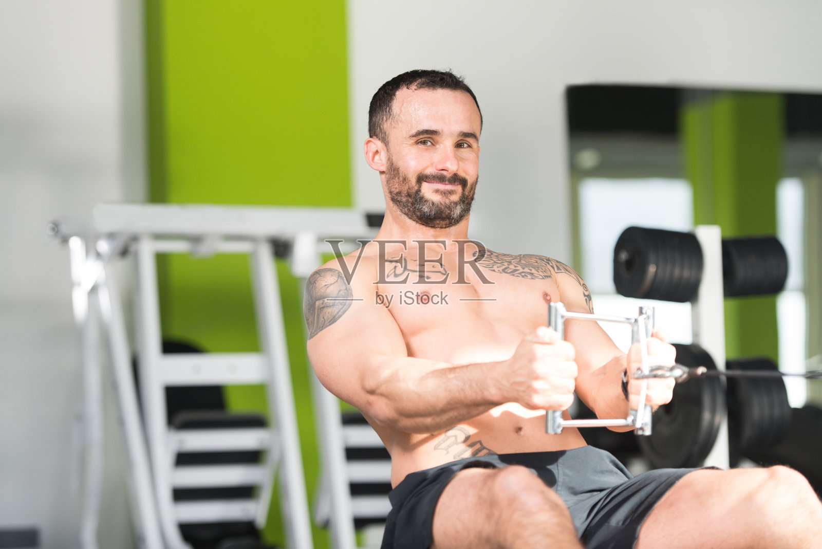 健美运动员回到健身房锻炼照片摄影图片