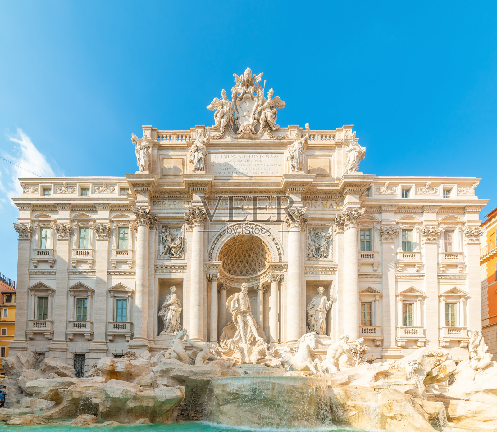 蓝天下世界著名的特莱维喷泉的正面照片摄影图片