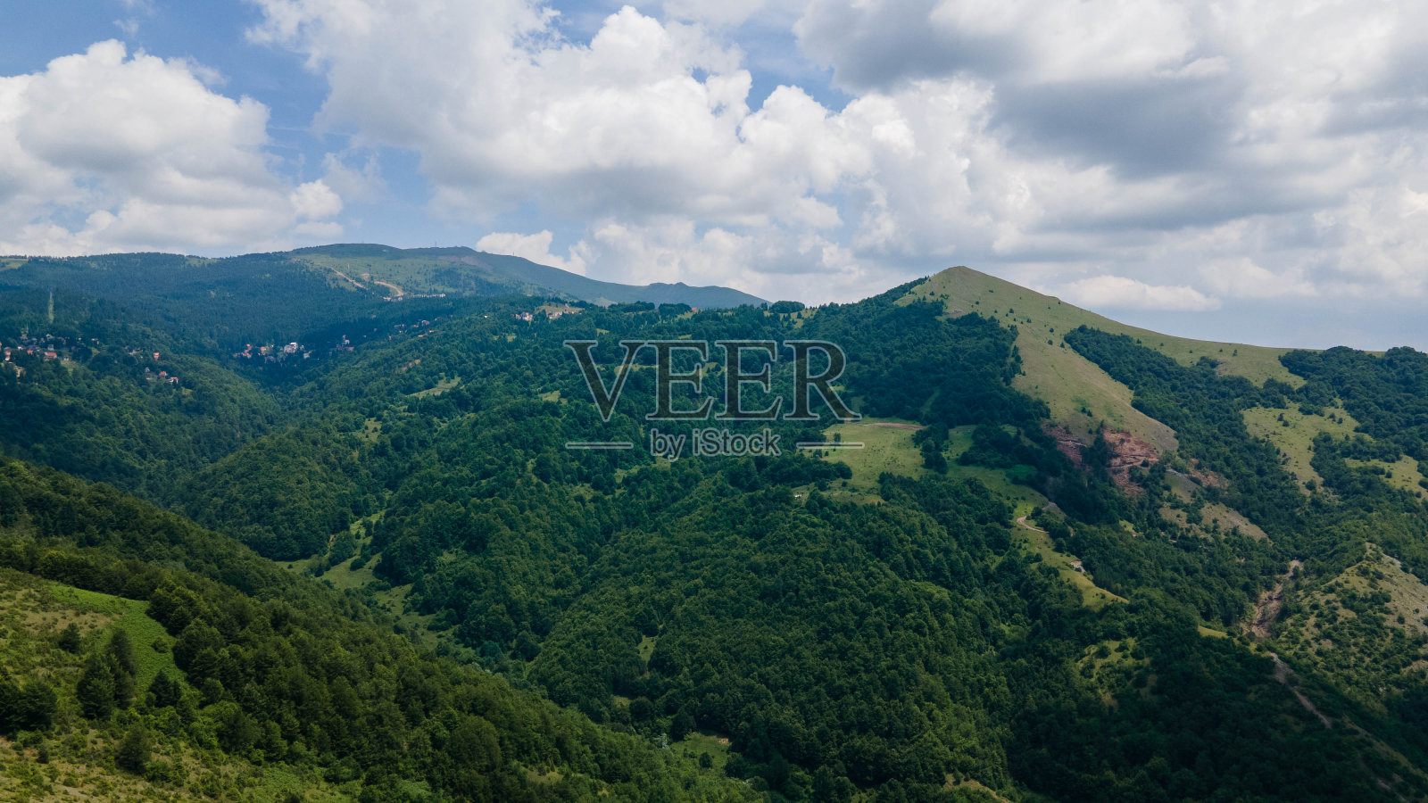 由针叶林覆盖的山脉的鸟瞰图。照片摄影图片