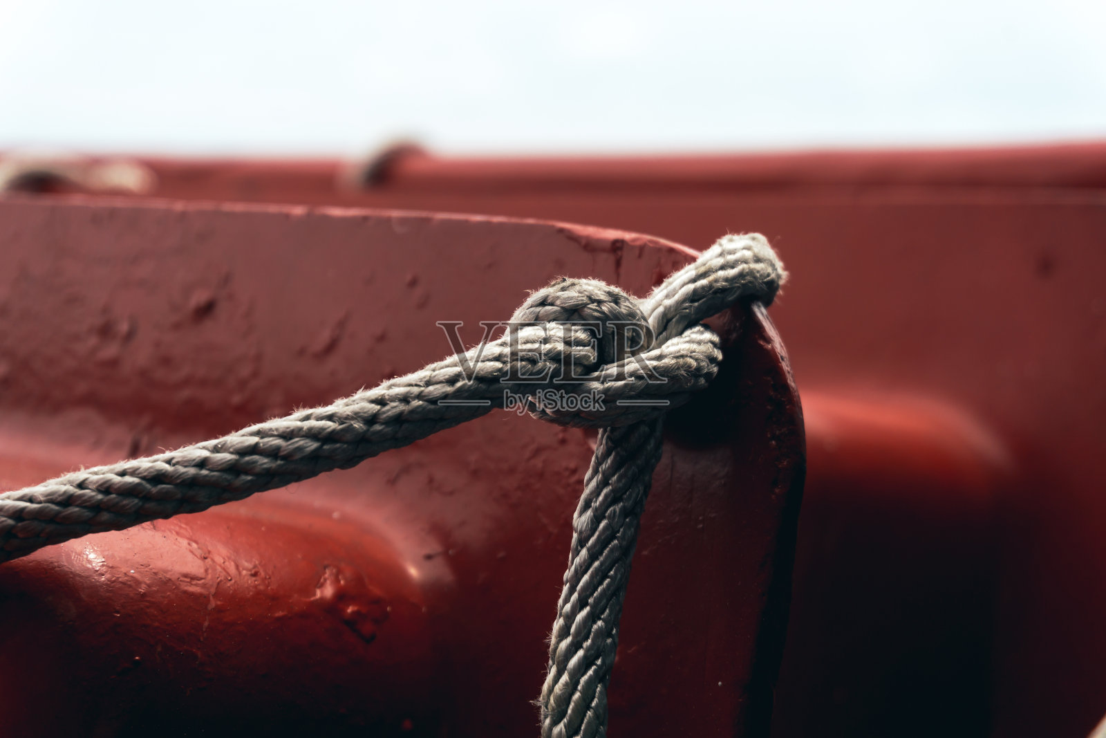 把绳子系在船上的桩子上。照片摄影图片