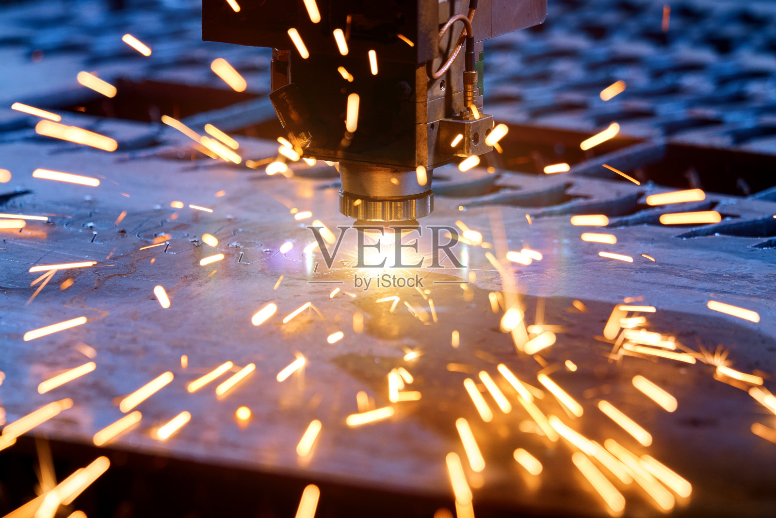 激光可以切割金属。数控机床照片摄影图片