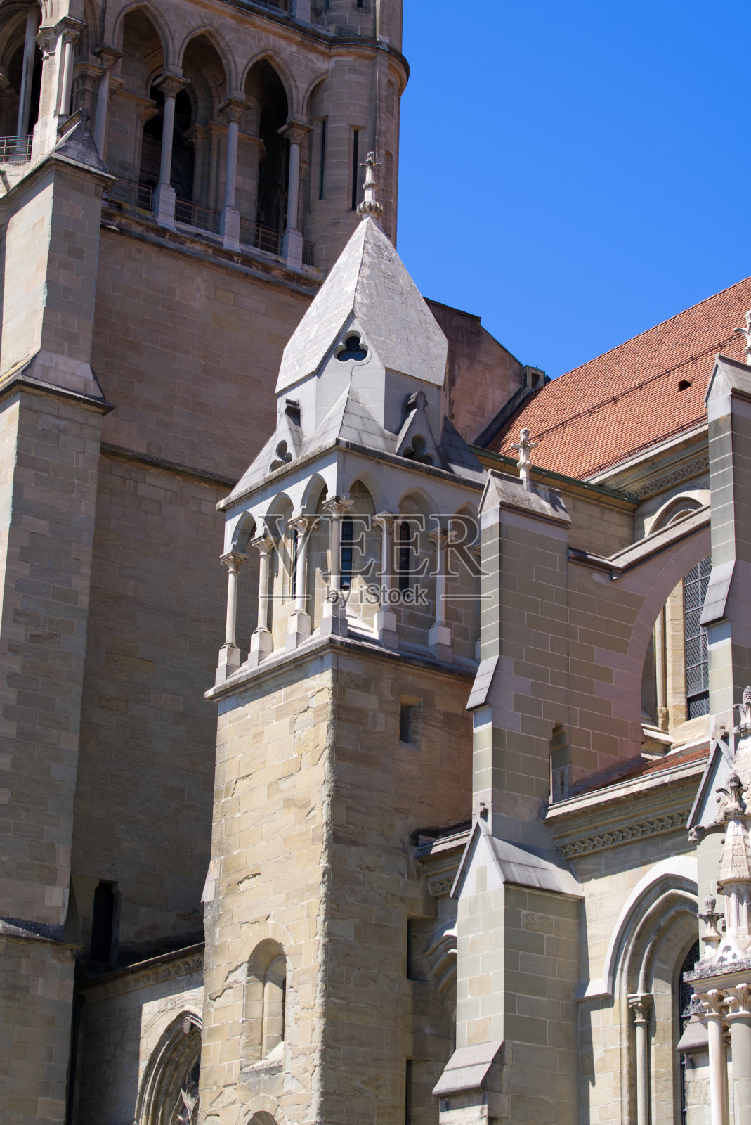 一个阳光明媚的夏日午后,洛桑老城的中世纪圣母院。照片摄影图片