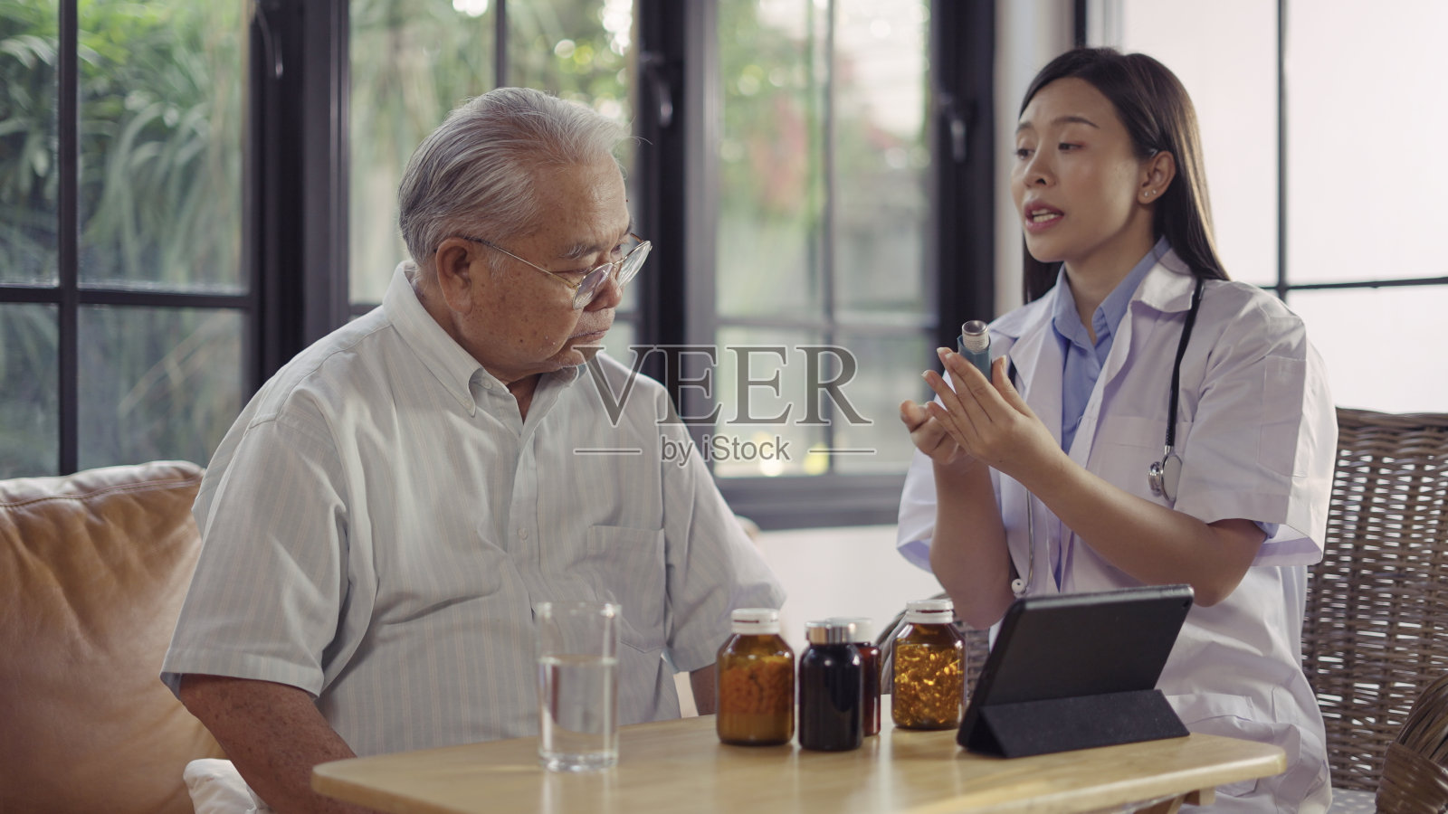 医生建议病人使用哮喘喷雾剂照片摄影图片