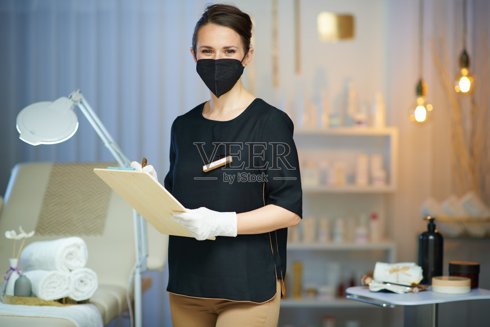 40岁,现代美容院女职员照片摄影图片