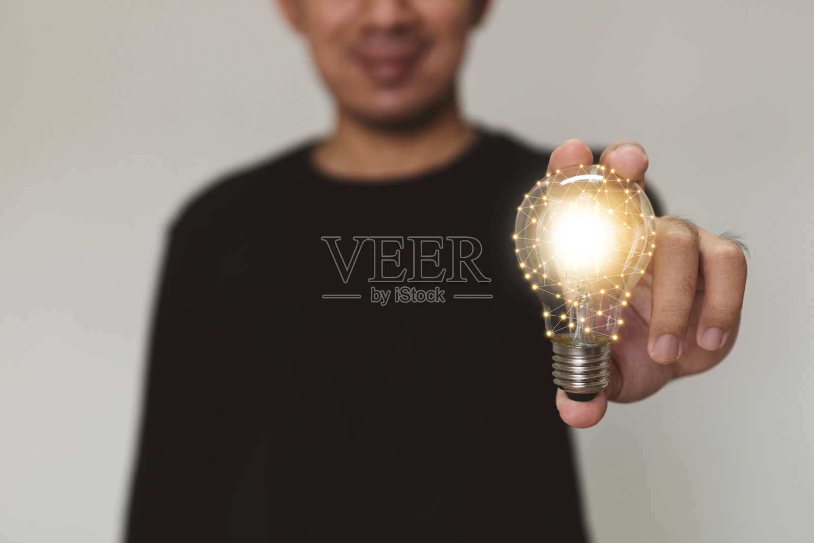 手拿着灯泡。思想具有创新和灵感。创新的技术和解决方案创意商业设计理念。照片摄影图片