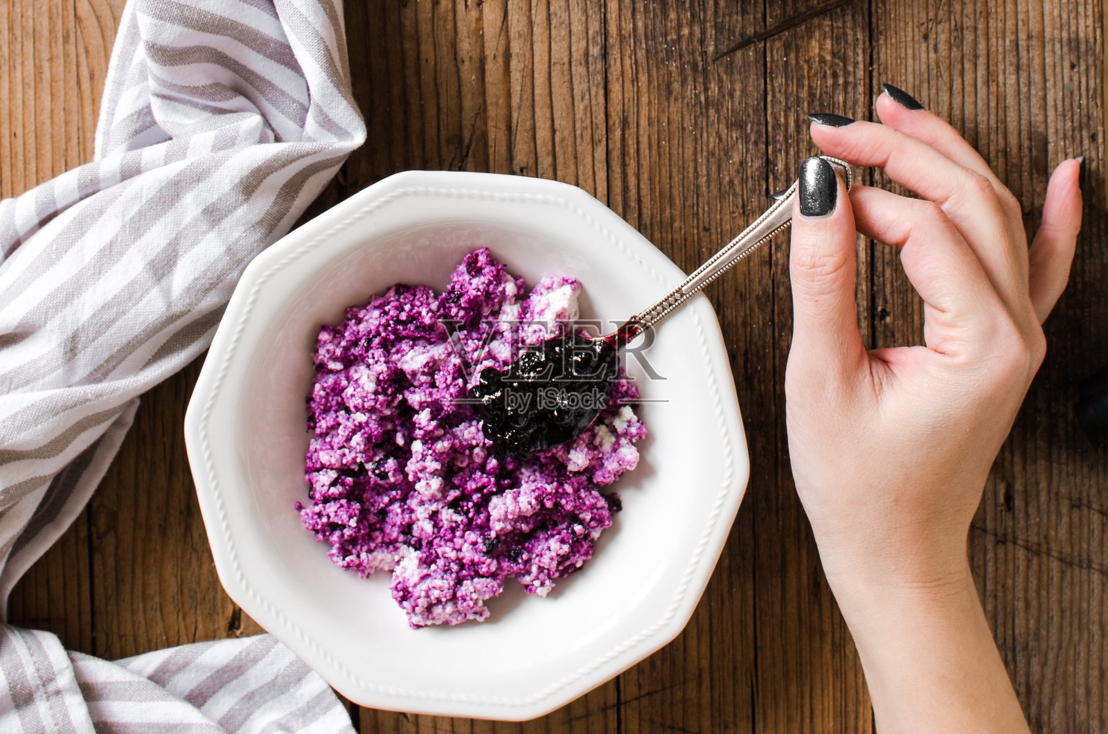 桌上摆着健康的早餐照片摄影图片