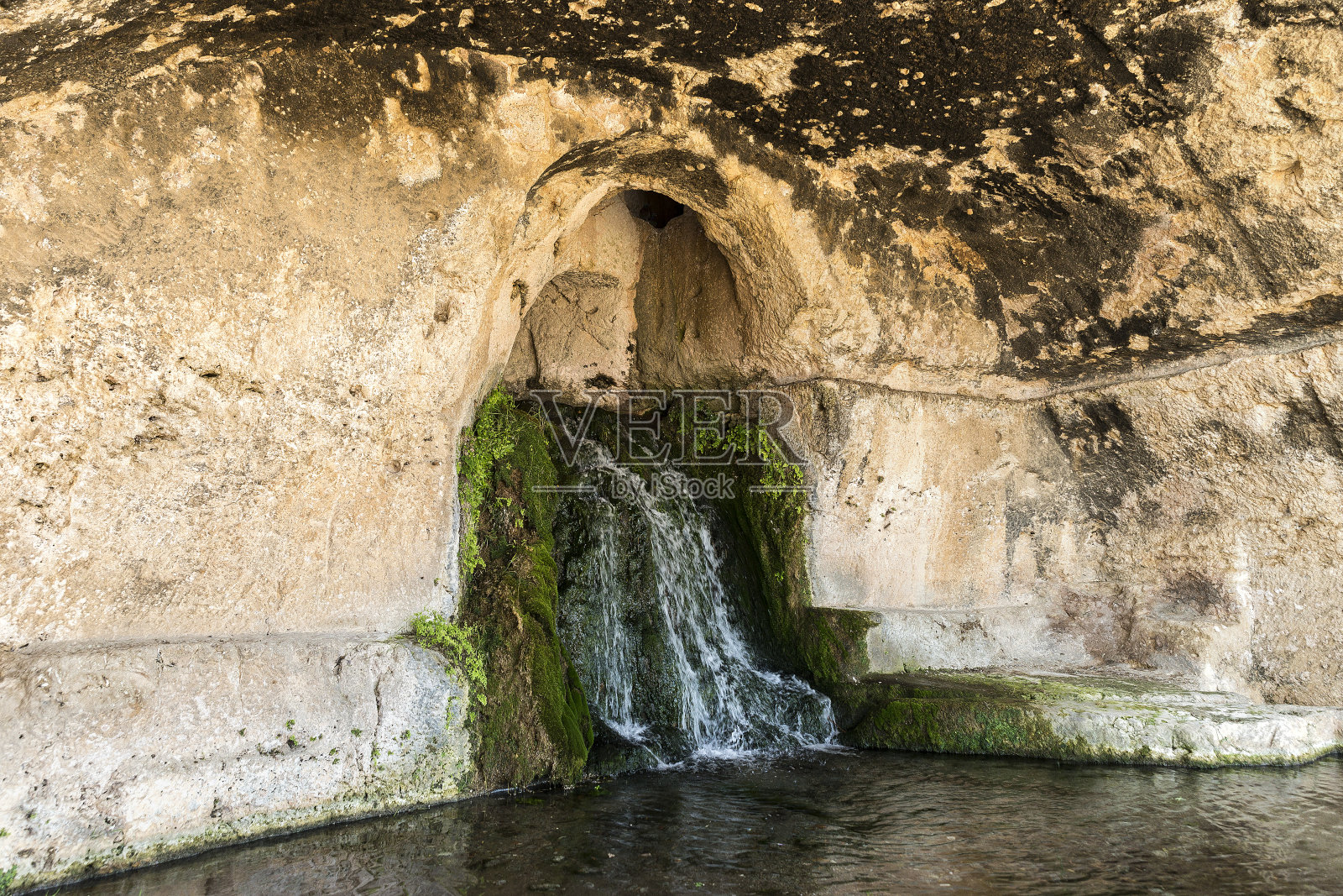 那不勒斯考古公园的自然景观(Grotta del Ninfeo)在锡拉丘兹,西西里岛,意大利。照片摄影图片