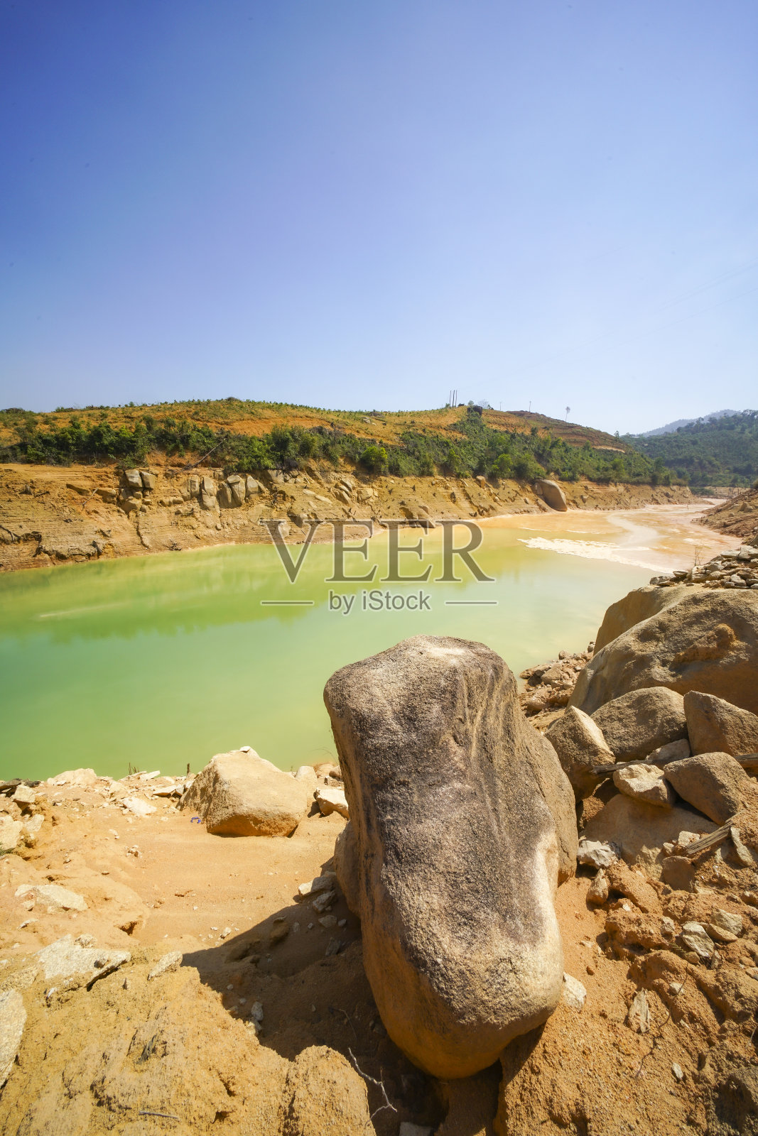 Nice Bao Loc green lake位于越南南部林东省山谷山谷照片摄影图片