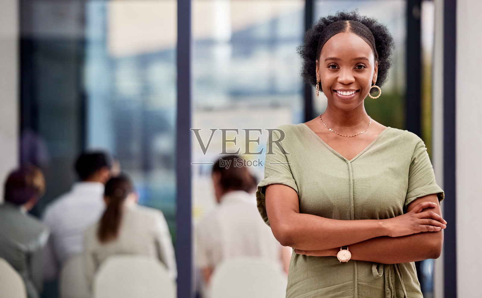 一名女商人在现代办公室的商务会议上微笑照片摄影图片