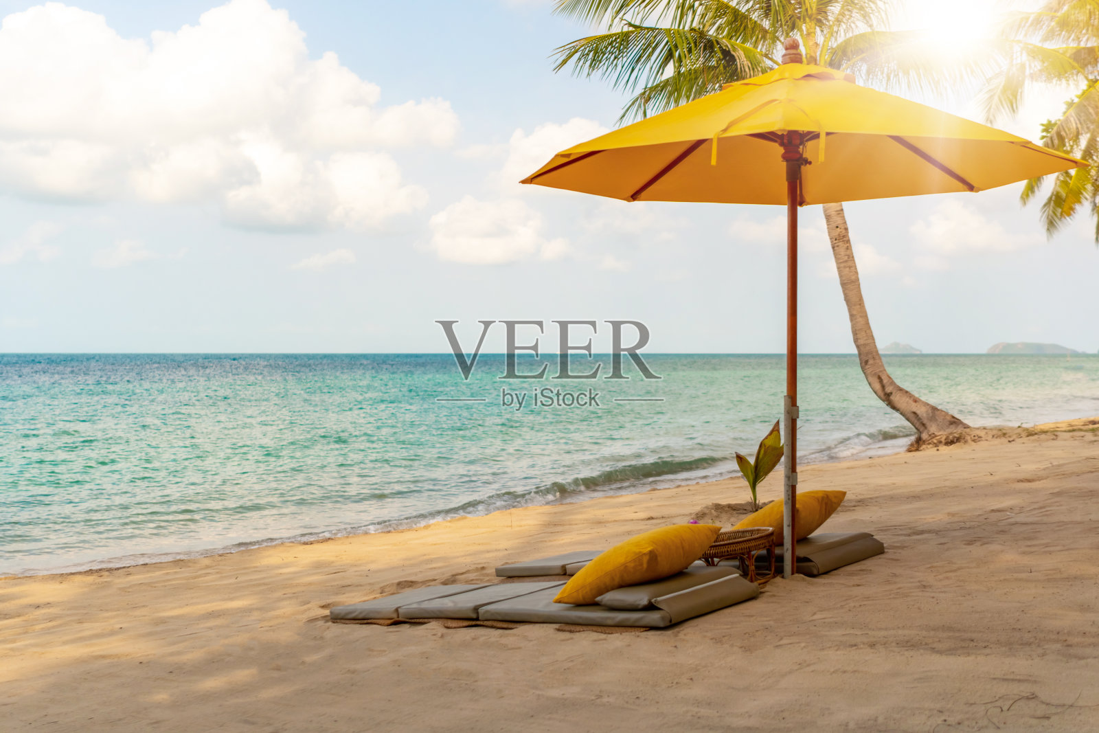 雨伞和椅子在热带夏日海滩的背景与复制空间蓝色的天空。照片摄影图片