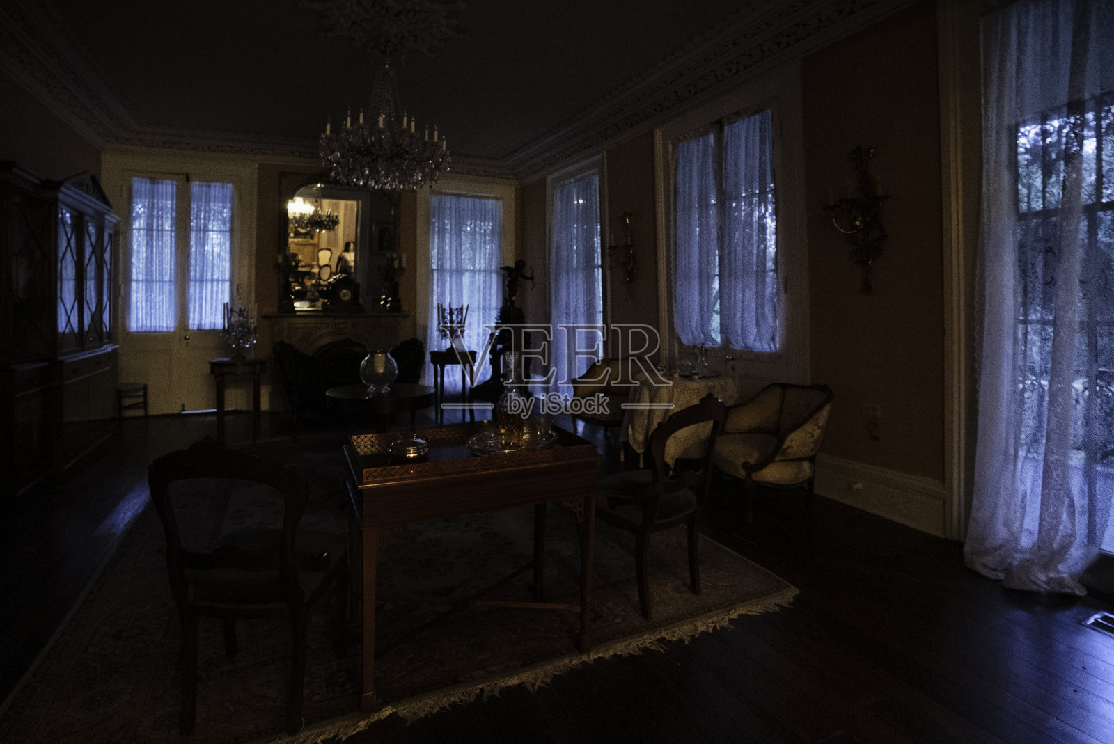 晚上的绅士客厅,桃金娘种植园照片摄影图片