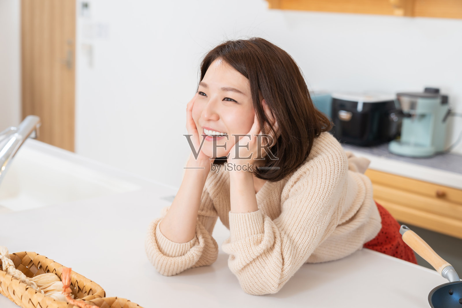 漂亮的亚洲女人在厨房做饭照片摄影图片