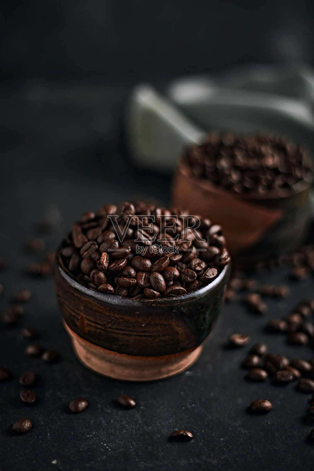 咖啡杯里有烘豆照片摄影图片